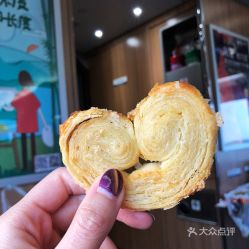 哈爾濱食品廠打浦橋店的小蝴蝶酥 一口酥脆，滿口香甜的上海經典味道